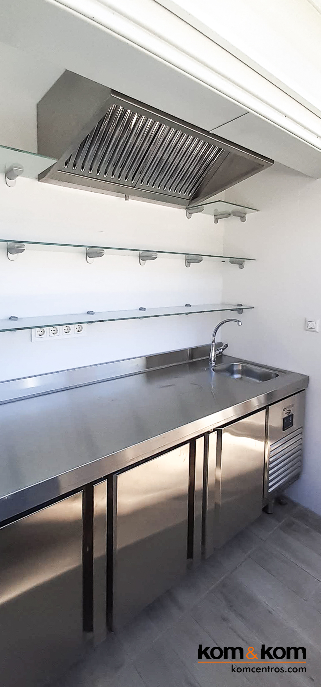 Expositor de botellas a medida de estantes de cristal. Gran resistencia.